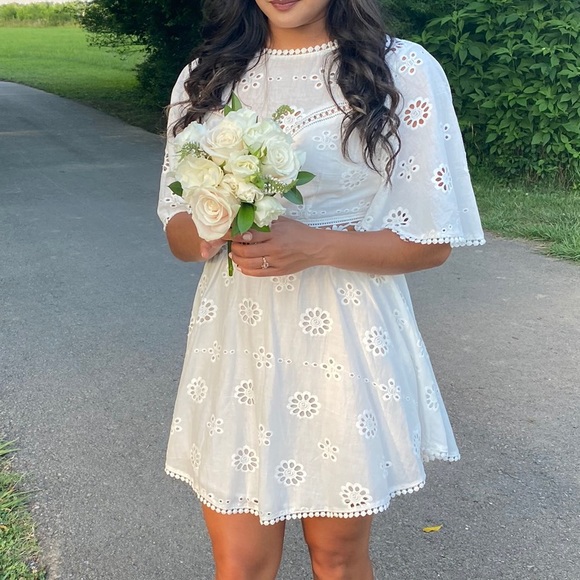 White Eyelet Sundress 💐 with cut-out - Picture 5 of 10